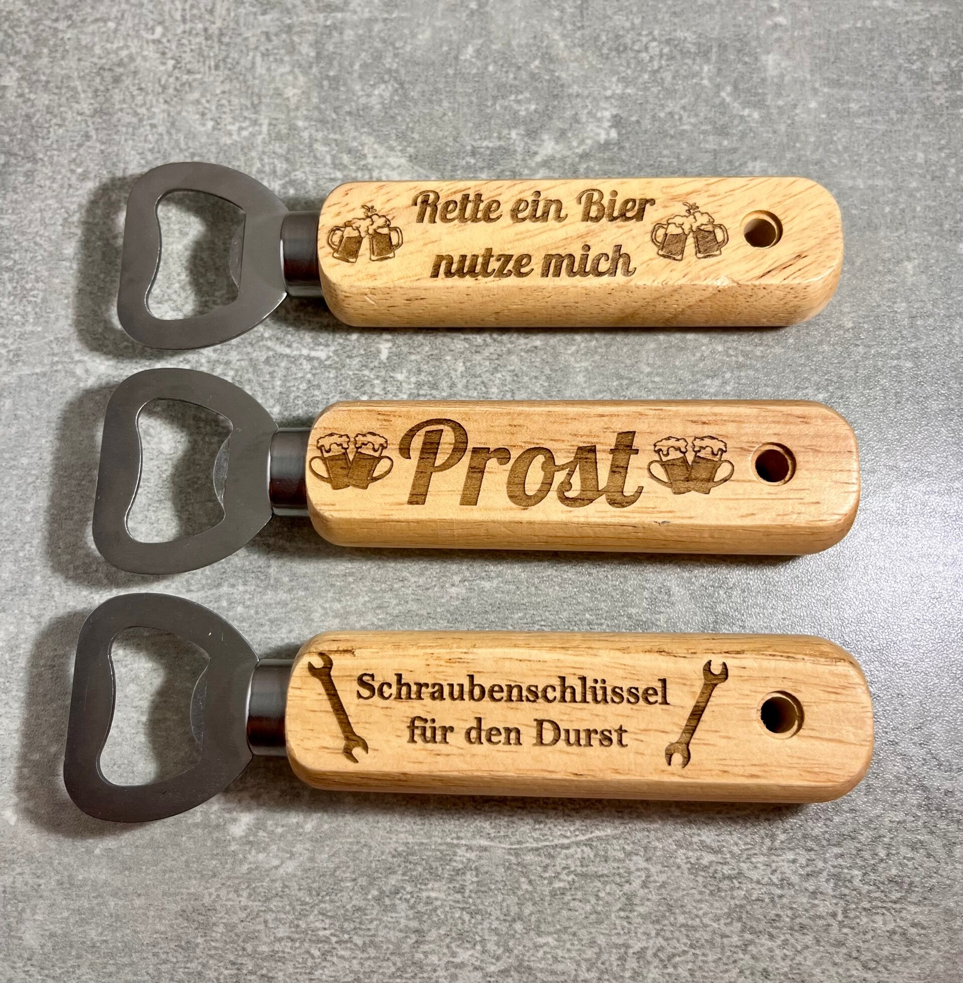 Personalisierter Flaschenöffner, Flaschenöffner aus Holz mit Spruch oder Logo.