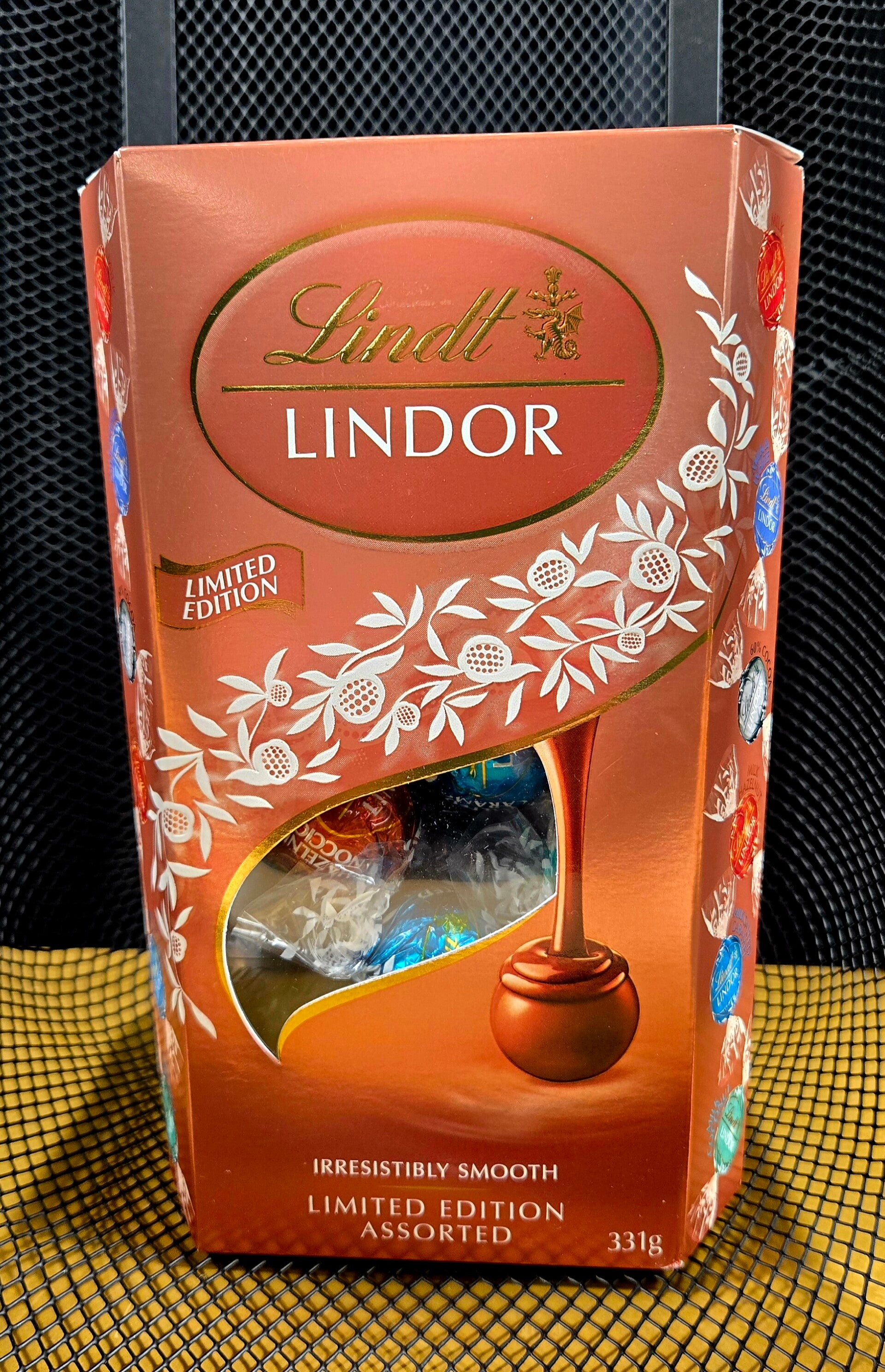 Lindt Lindor Limited Edition Assorted – 331g Gift Box