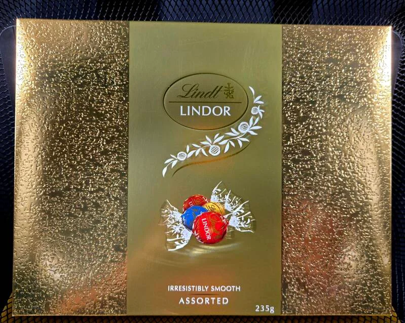 Lindt Lindor Assorted Chocolates – 235g Gift Box