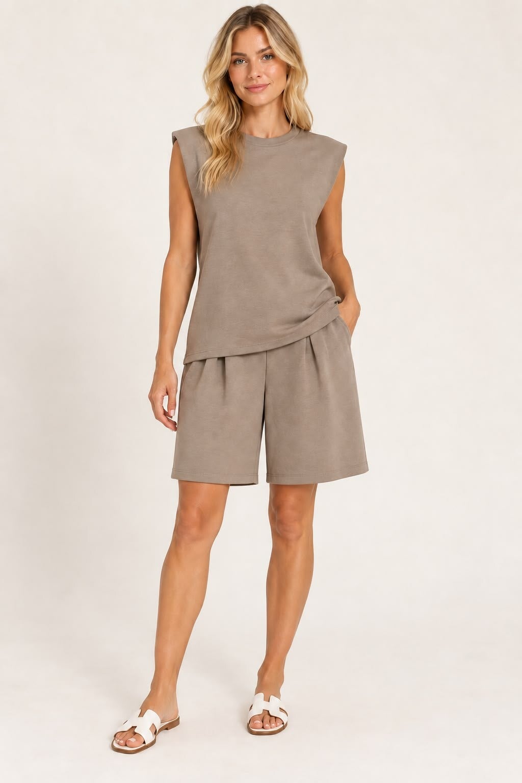 Trendy mouwloze set met short taupe 189