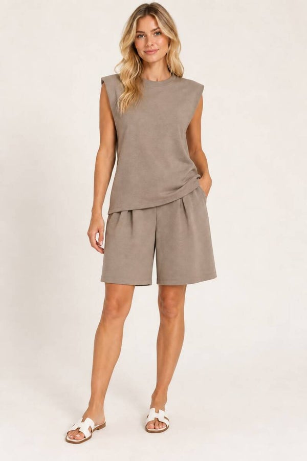 Trendy mouwloze set met short taupe 189