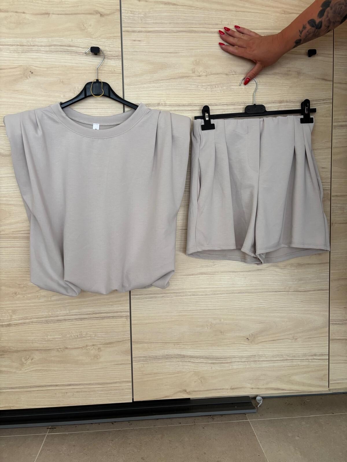 Trendy mouwloze set met short beige 187