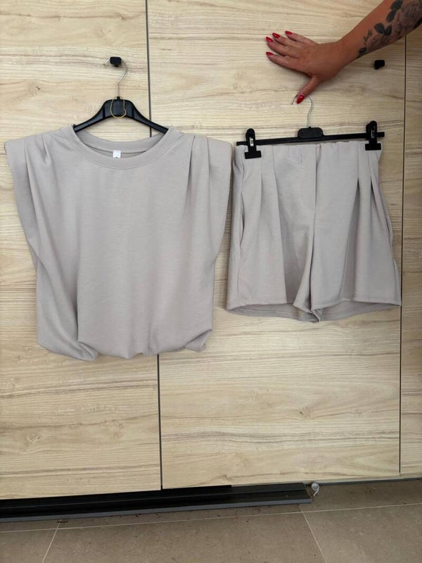 Trendy mouwloze set met short beige 187