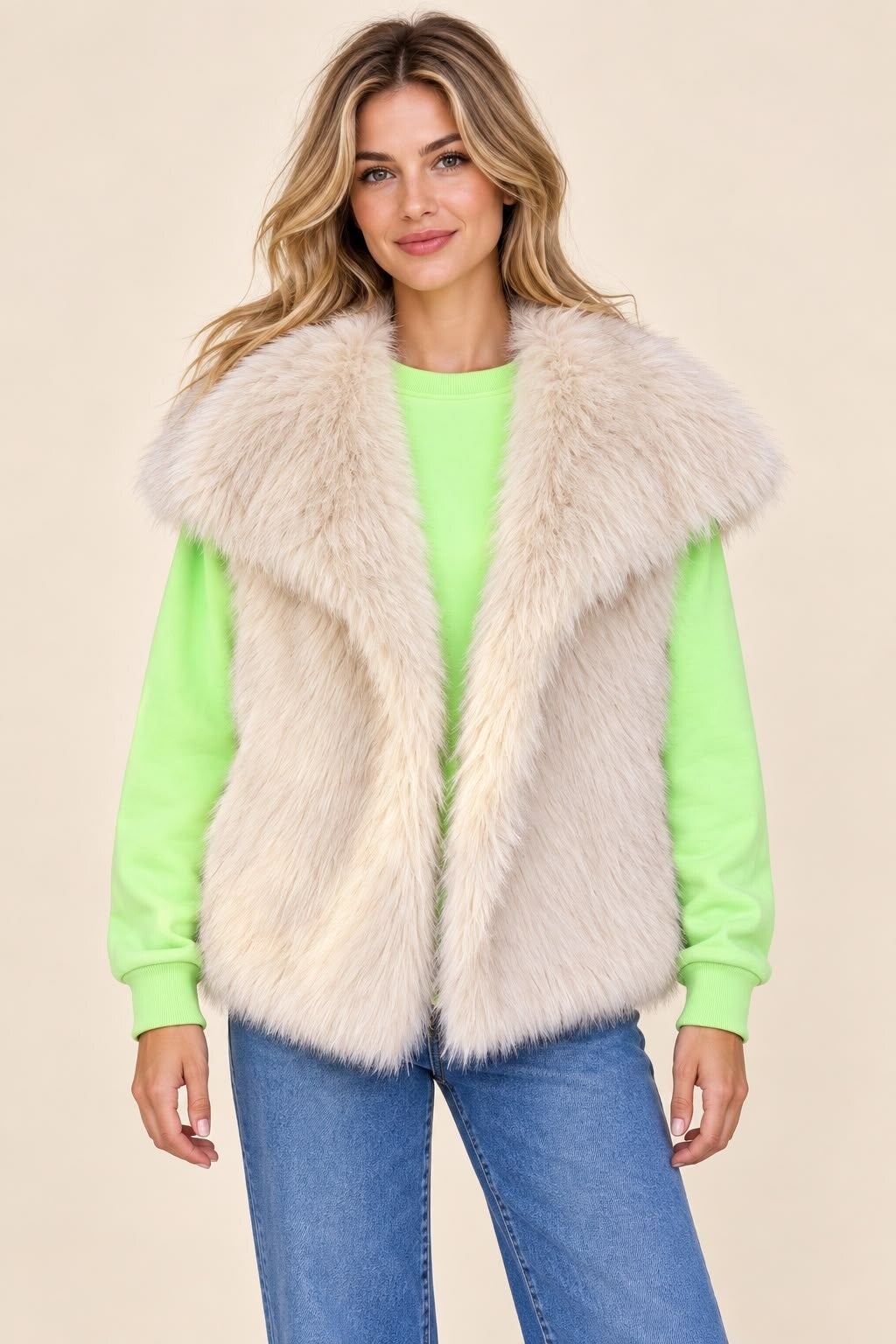 Mouwloze faux fur jas beige