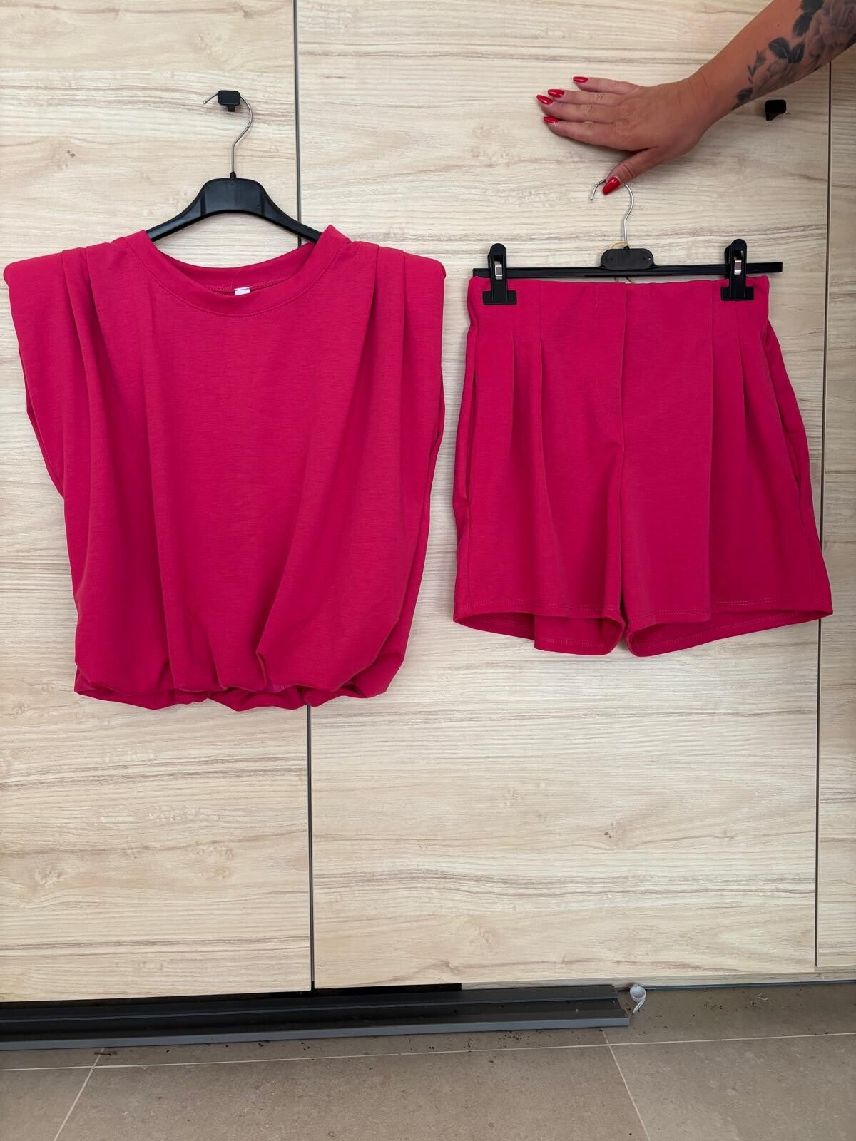 Trendy mouwloze set met short fushia 188