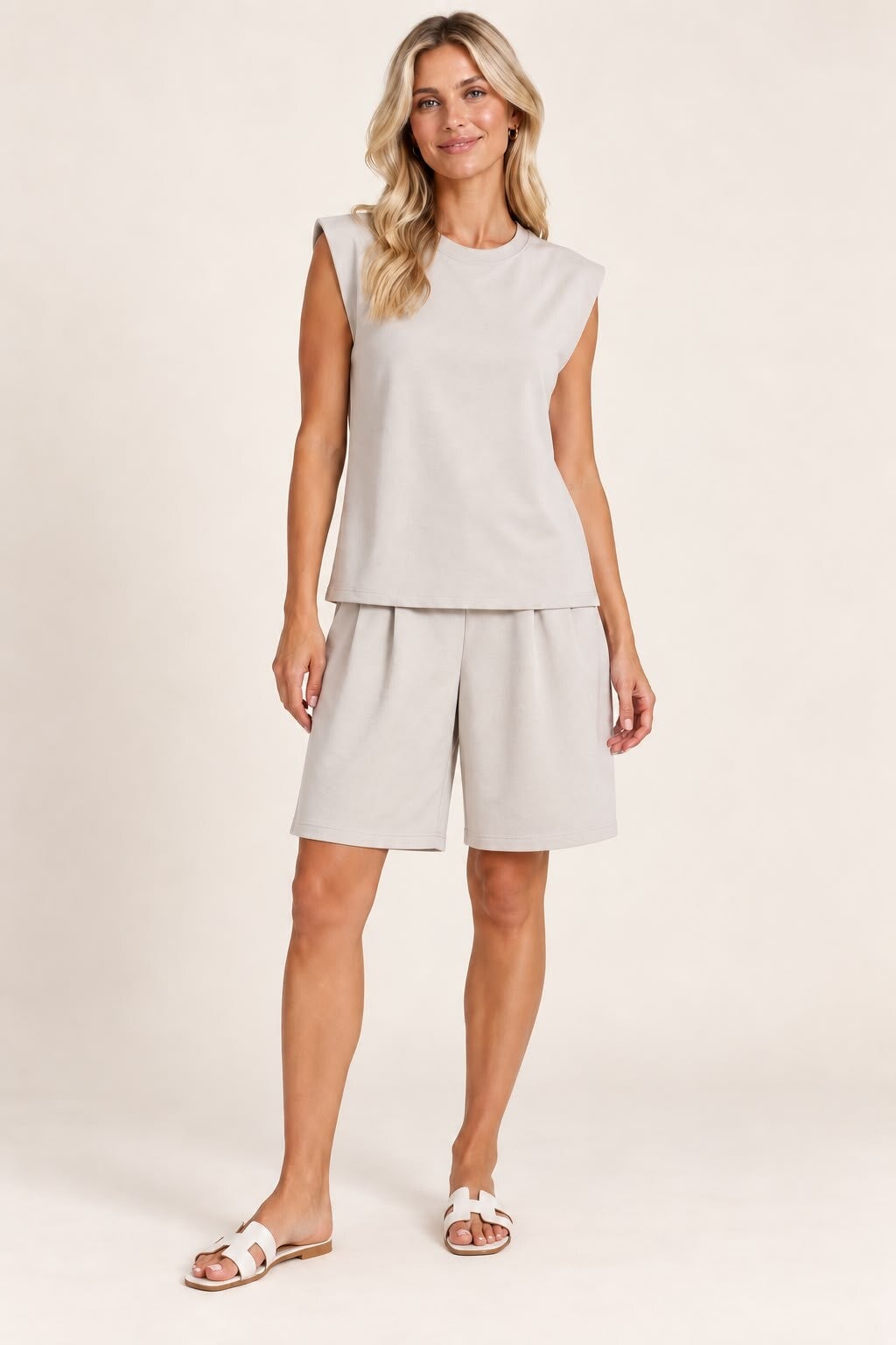 Trendy mouwloze set met short beige 192