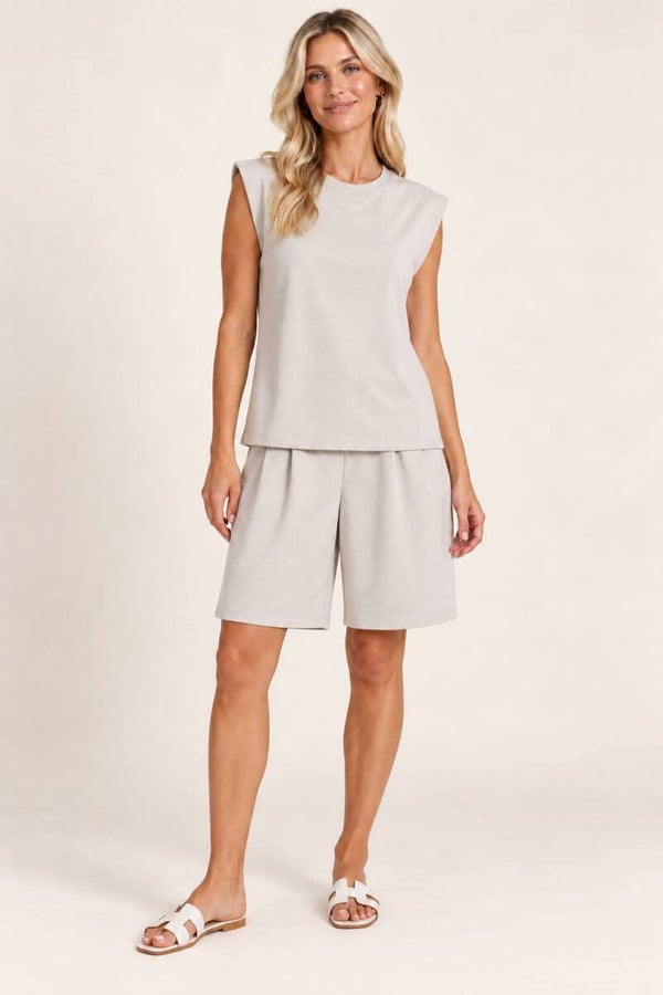 Trendy mouwloze set met short beige 192