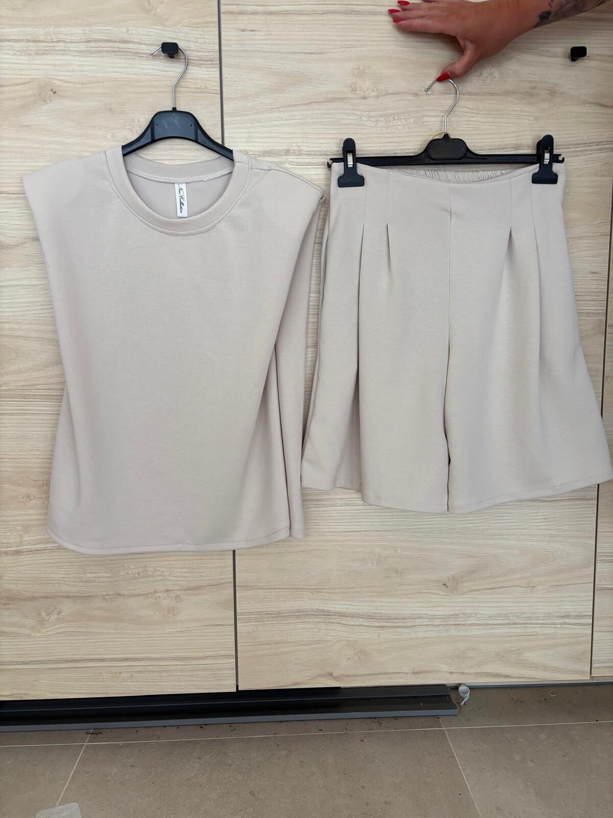 Trendy mouwloze set met short beige 192