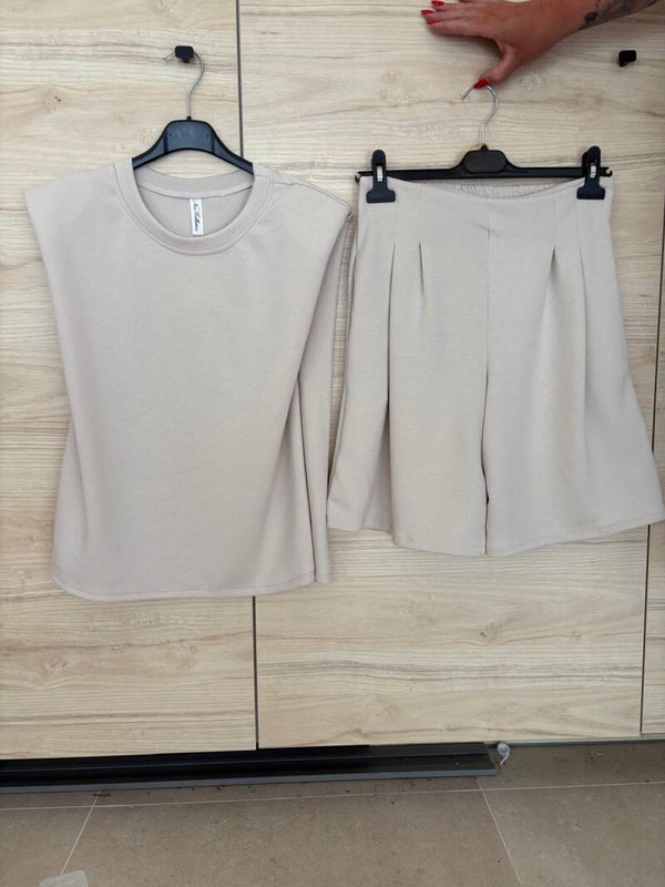 Trendy mouwloze set met short beige 192