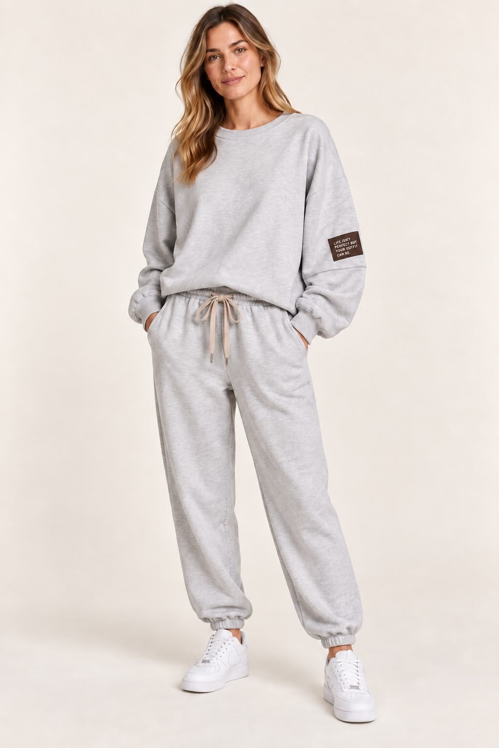 grijs huispak met lange mouwen en smalle broek