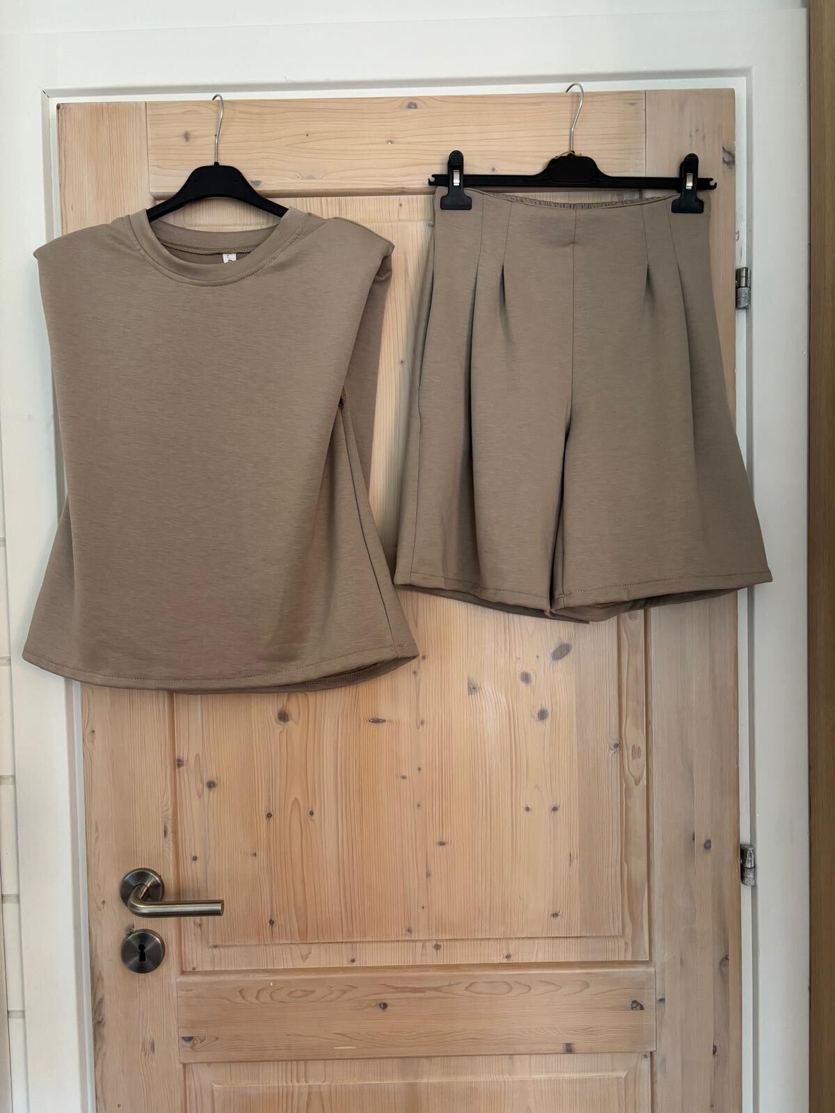 Trendy mouwloze set met short taupe 189