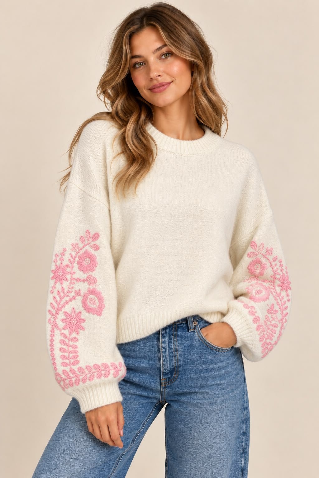 beige trui met geborduurde bloemen