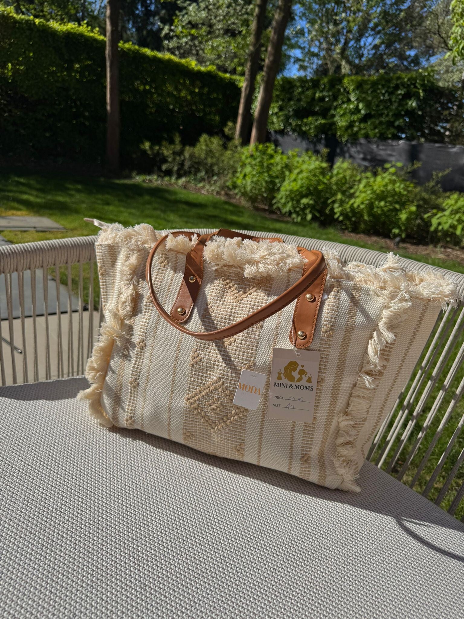 Beige tas met bruine handvaten