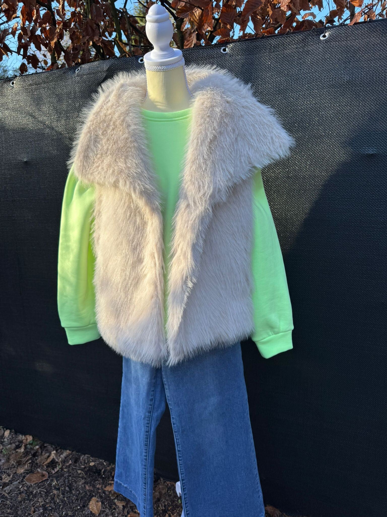 Mouwloze faux fur jas beige