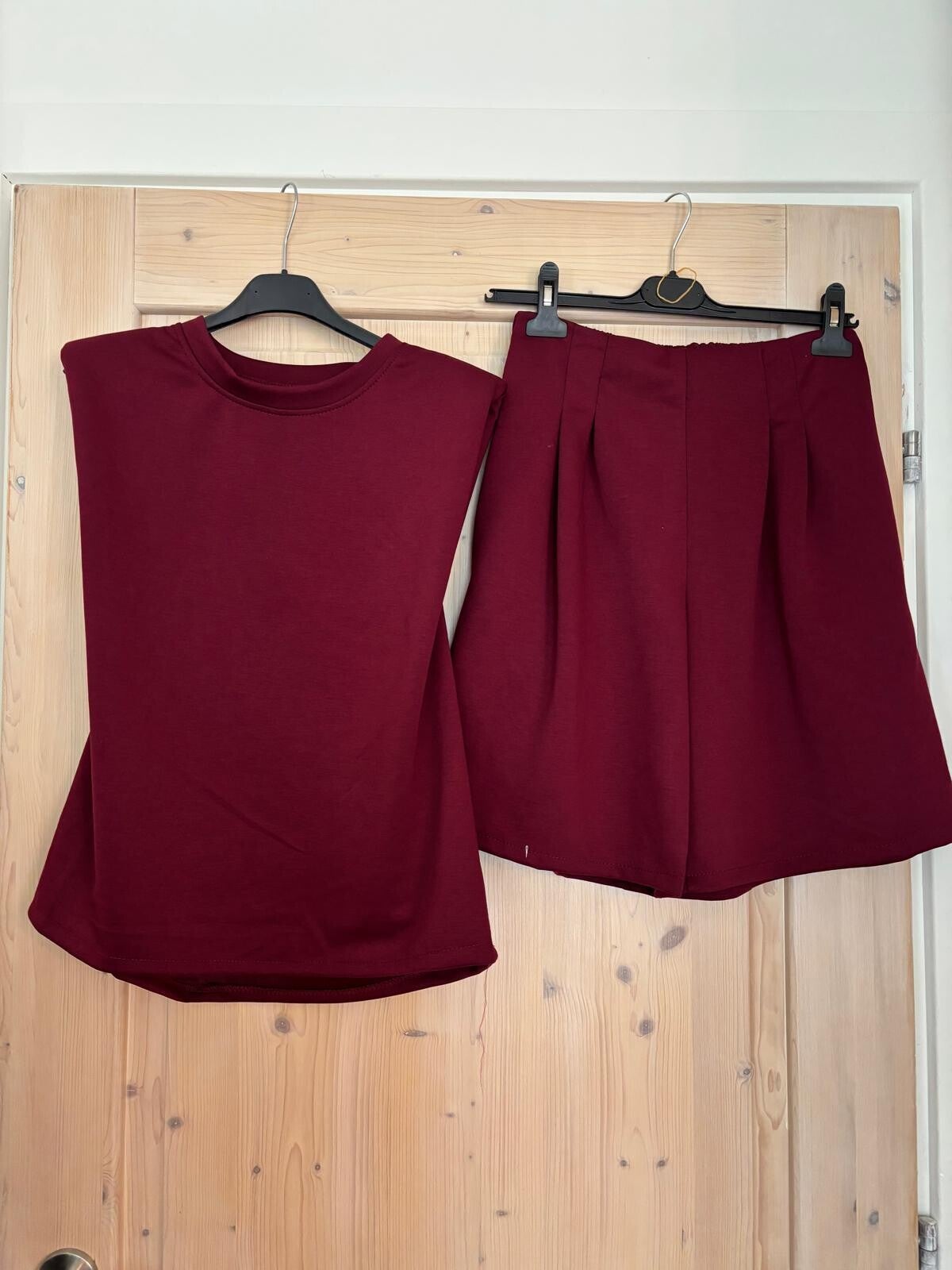 Trendy mouwloze set met short bordeaux 193