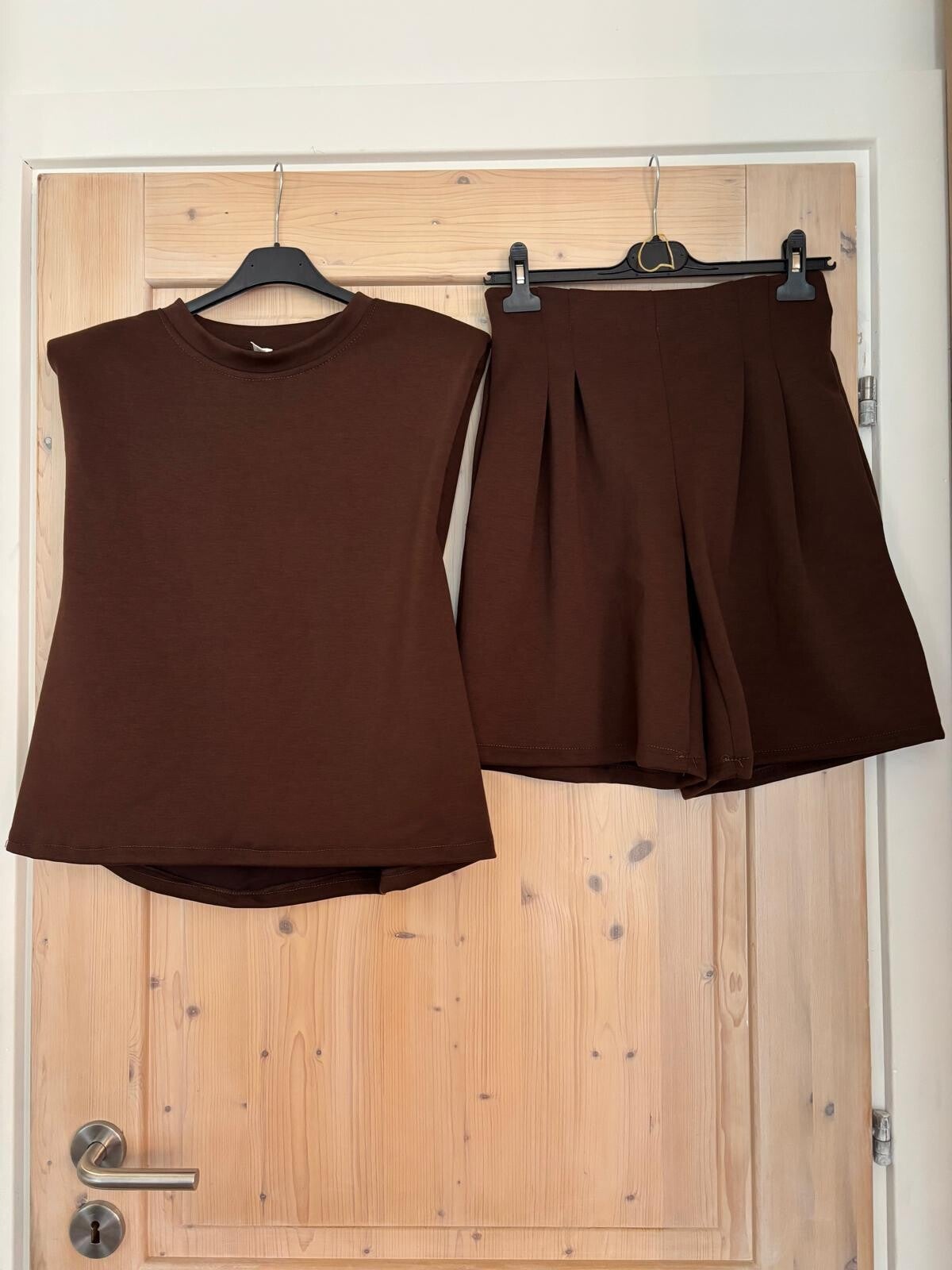 Trendy mouwloze set met short bruin 190