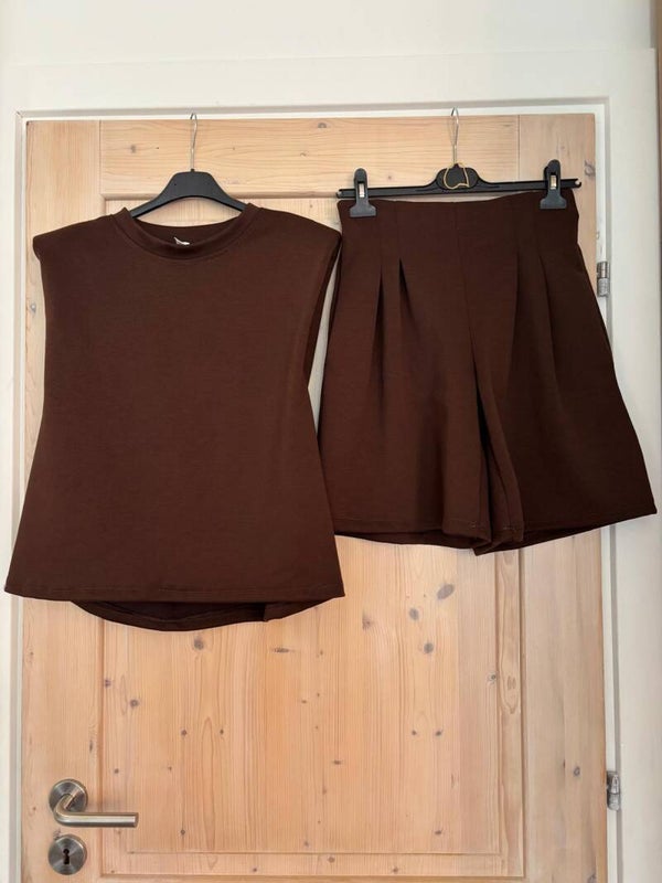 Trendy mouwloze set met short bruin 190