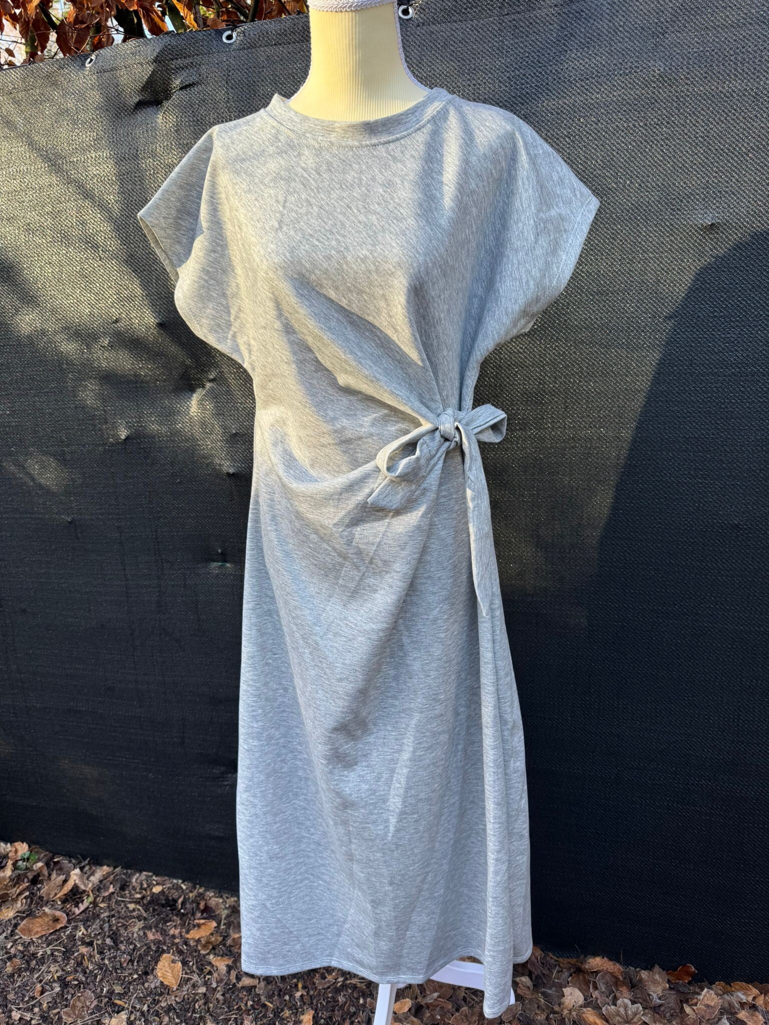 elegant grijs kleedje met strik