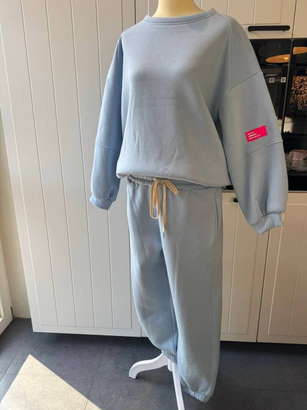 blauw huispak met lange mouwen en smalle broek
