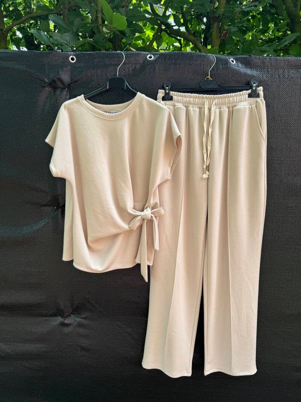 Hele mooie lange set met strik beige
