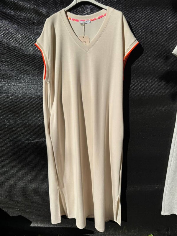 Lange jurk met leuk accent beige