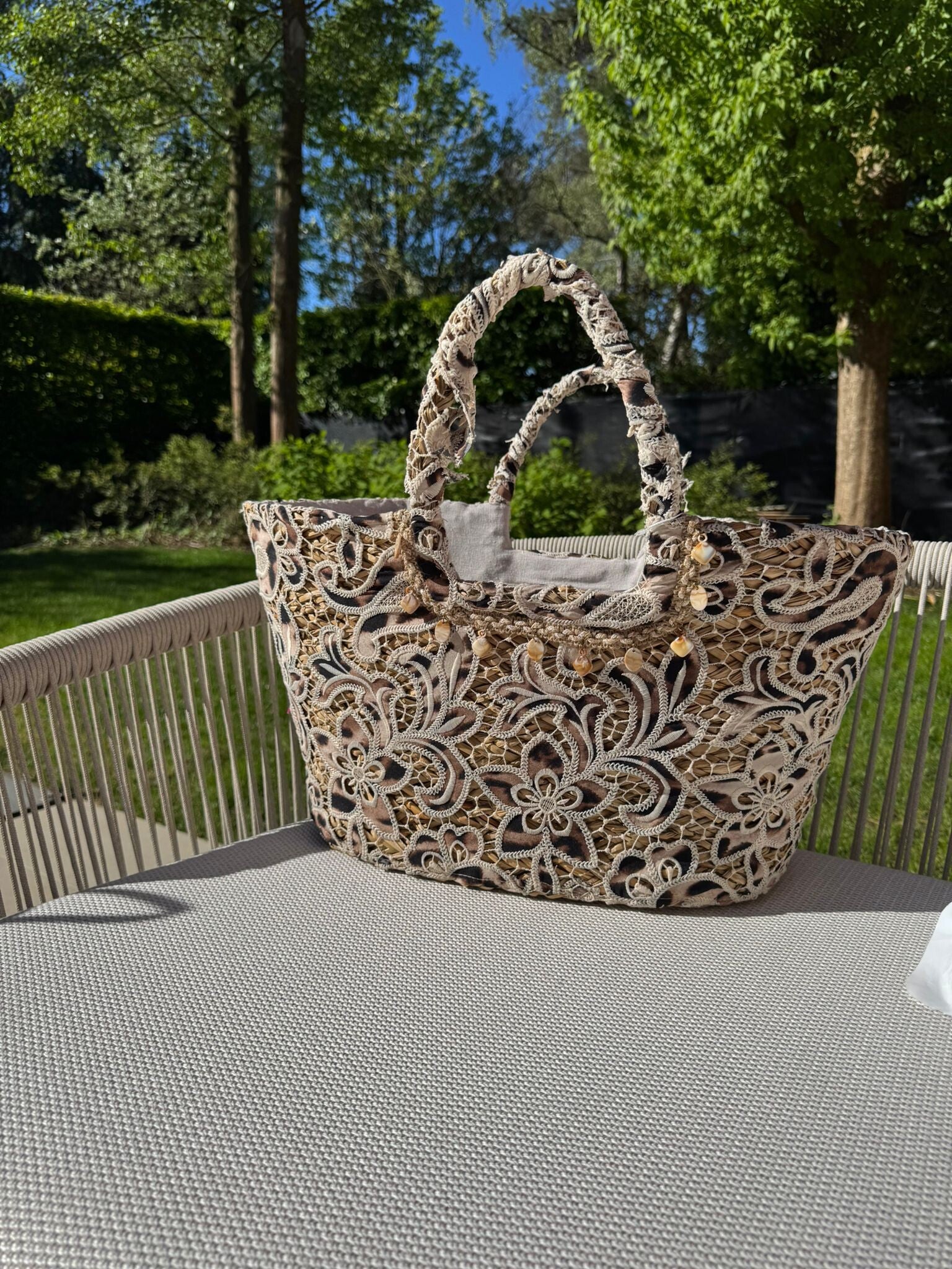 Prachtige mand met kanten leopard afwerking