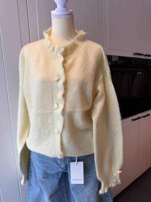 gele zacht gebreide vest met hartjes knopen