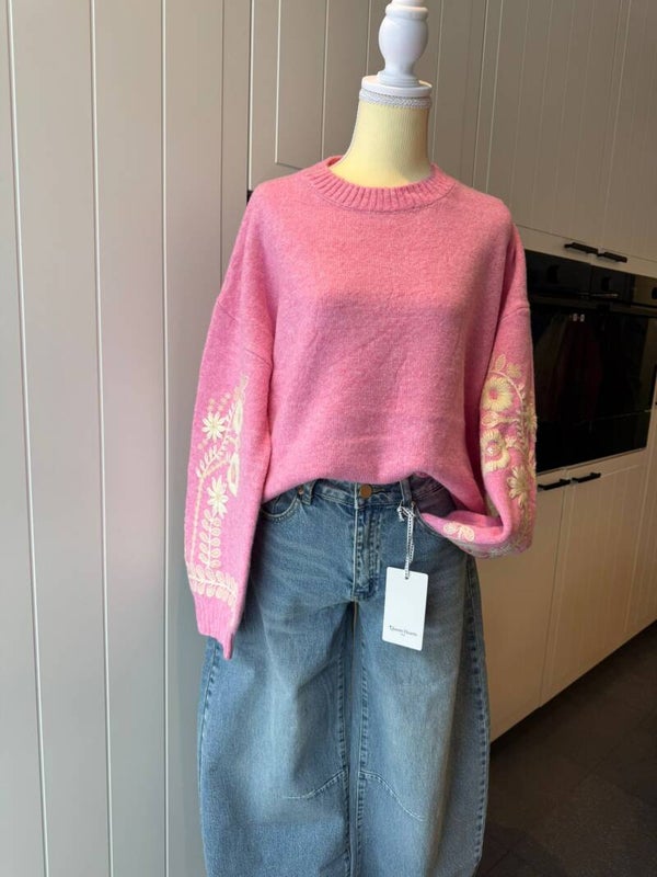 roze trui met geborduurde bloemen