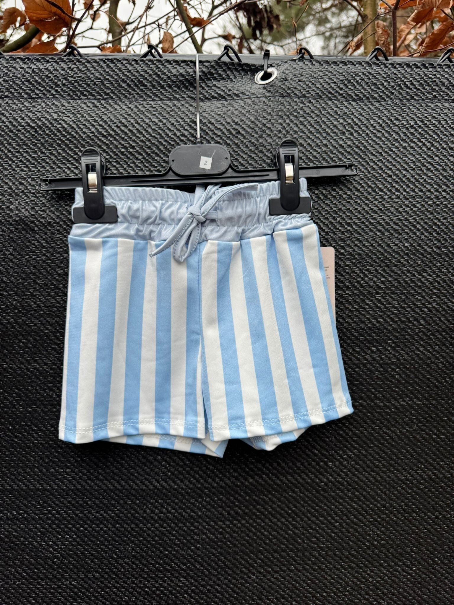 zwembroek met blauw streepje