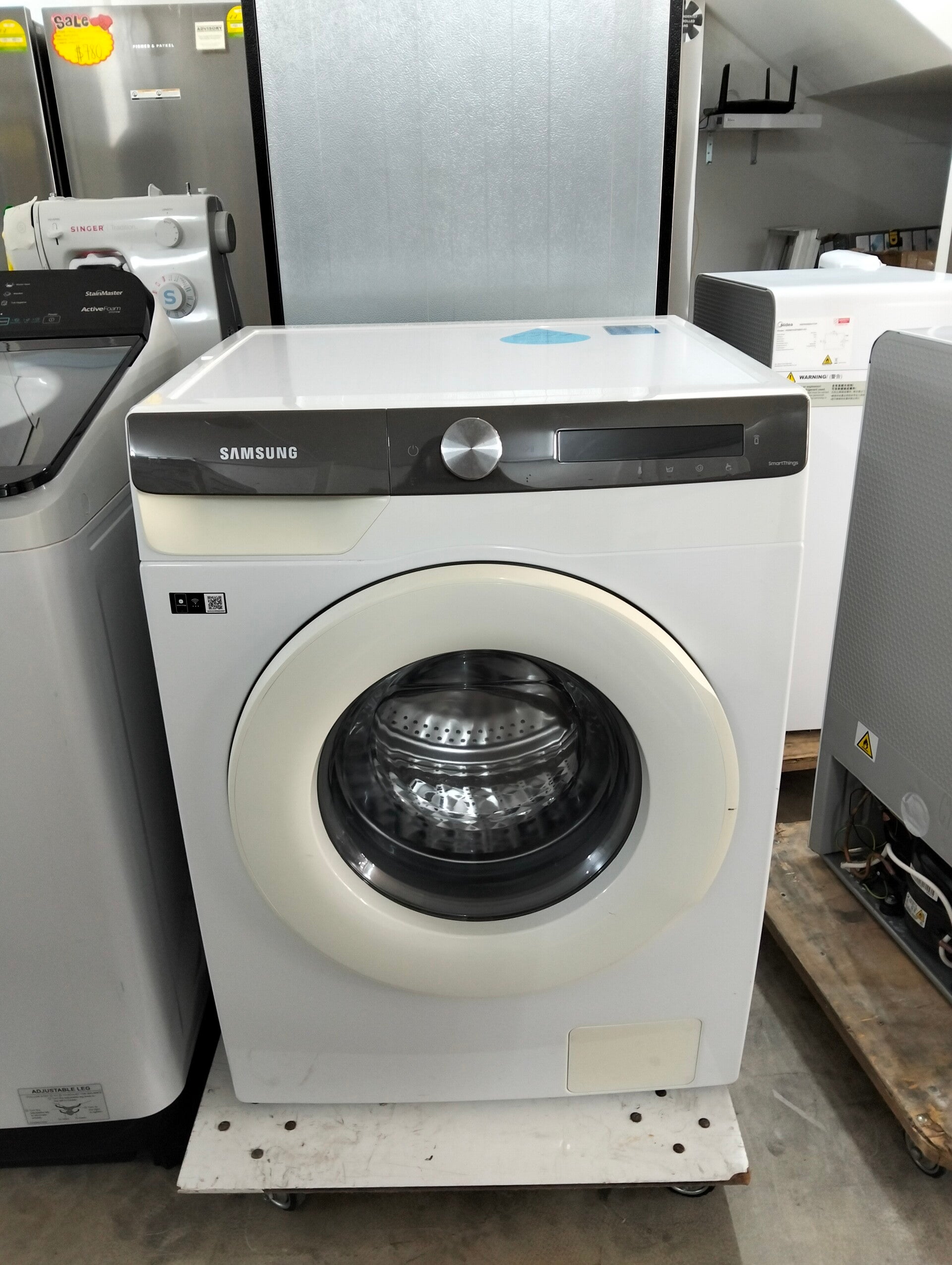 USED - SAMSUNG 8KG FRONT LOAD WASHING MACHINE WITH AUTO DOSING