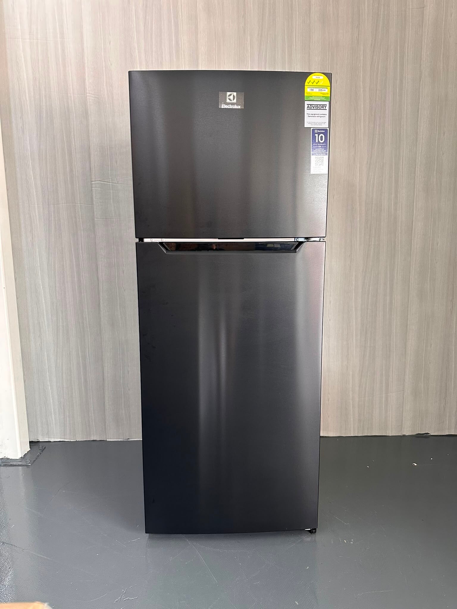 ELECTROLUX 415L 2 DOOR TOP MOUNT REFRIGERATOR FRIDGE BLACK Model: ETM4200A-B