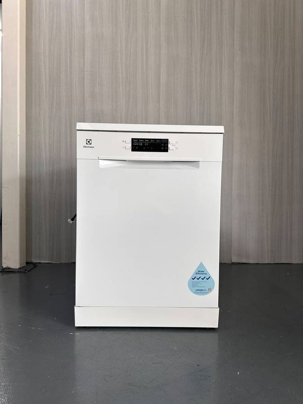 ELECTROLUX 13 Place Settings UltimateCare 300 freestanding dishwasher Model: ESA47200SW
