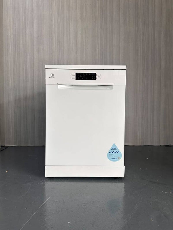 ELECTROLUX 13 Place Settings UltimateCare 300 freestanding dishwasher Model: ESA47200SW