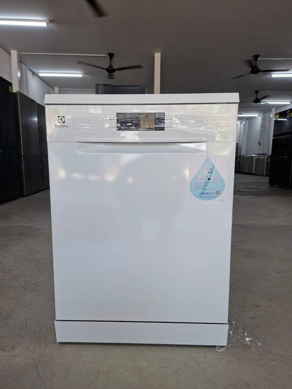 Electrolux UltimateCare 300 freestanding dishwasher Model: ESA47200SW