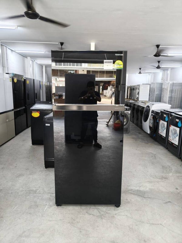 TOSHIBA 597L 2 - Door Fridge (Black) Model: GR-RT835WE-PGX(XK) DISPLAY SET