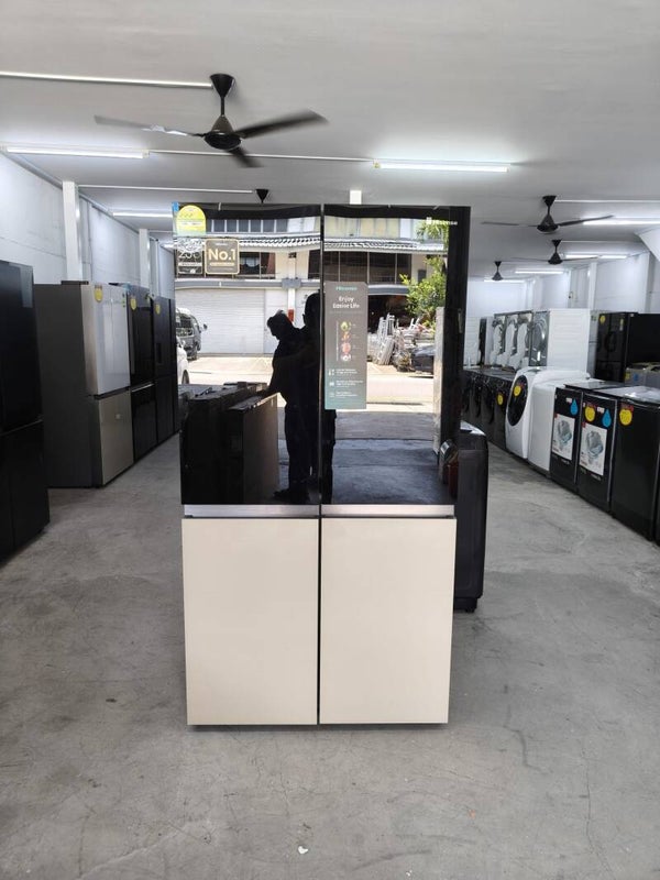 HISENSE MUILTDOOR FRIDGE 611L Model: RQ768N4SW-KU Display set