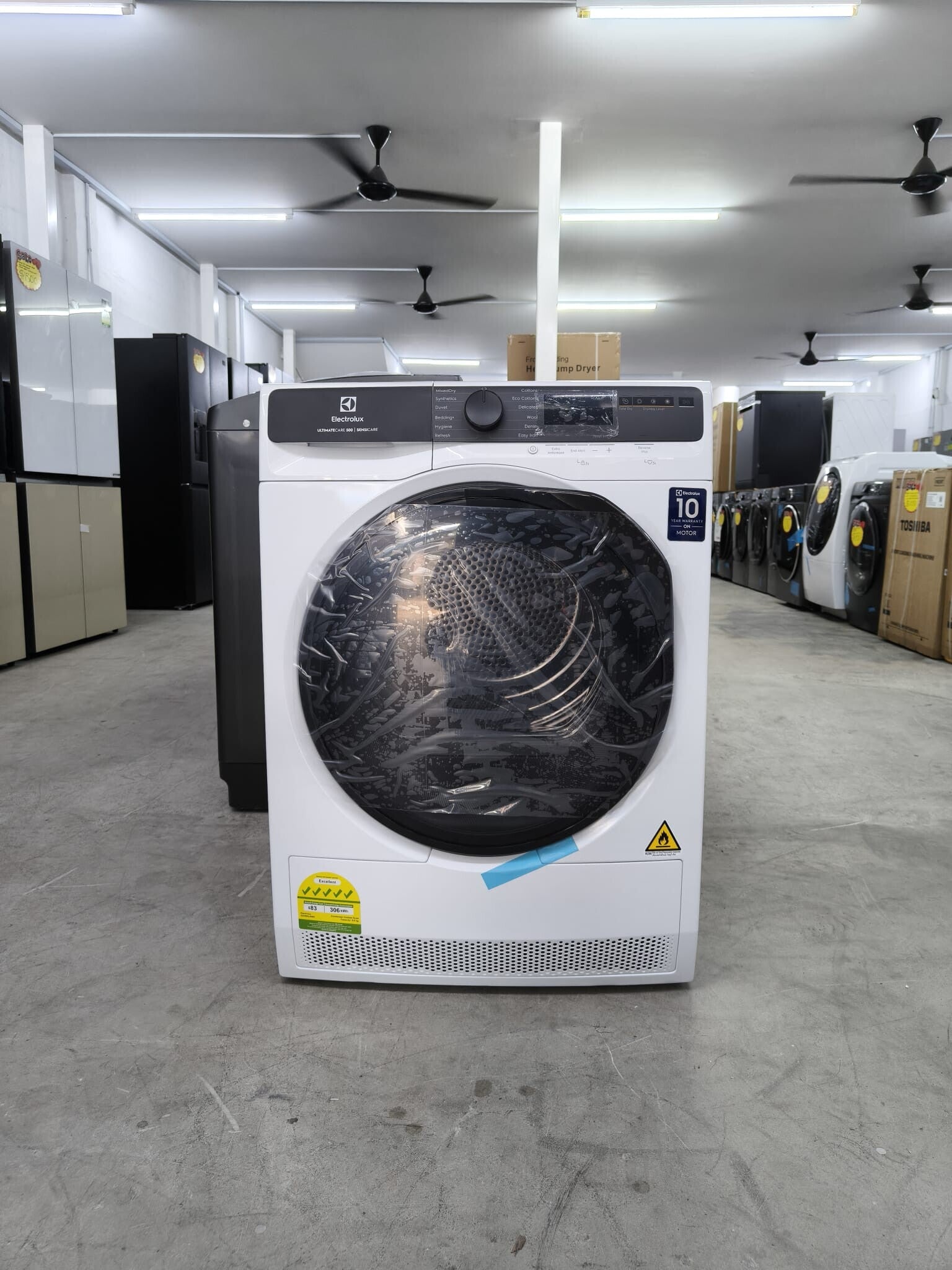 ELECTROLUX 8kg Heatpump Dryer Ultimate Care 500 Model: EDH803J5WC DISPLAY SET