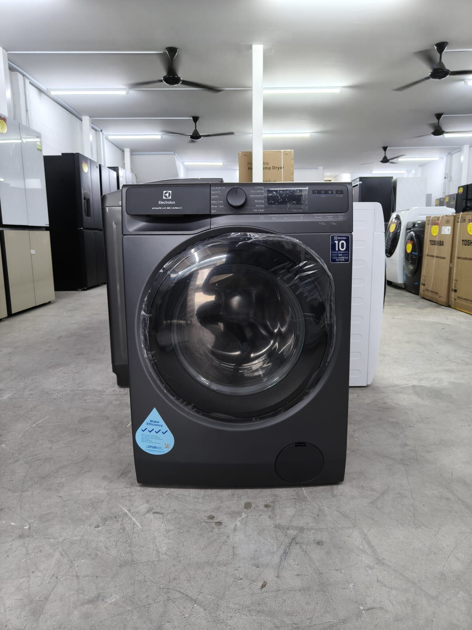 ELECTROLUX 9kg Front Load Washing Machine Model:EWF9023P5SC UltimateCare 500  Display Set
