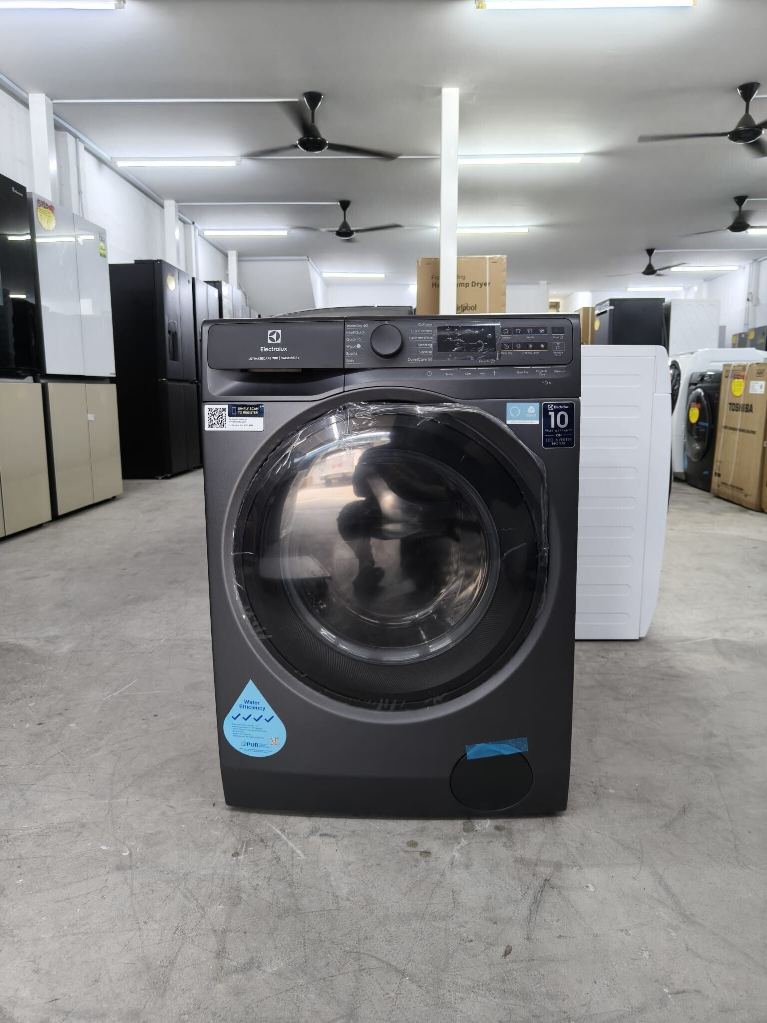 ELECTROLUX 13kg/9kg UltimateCare 700 washer dryer - Model: EWW1343R7SC Display Set