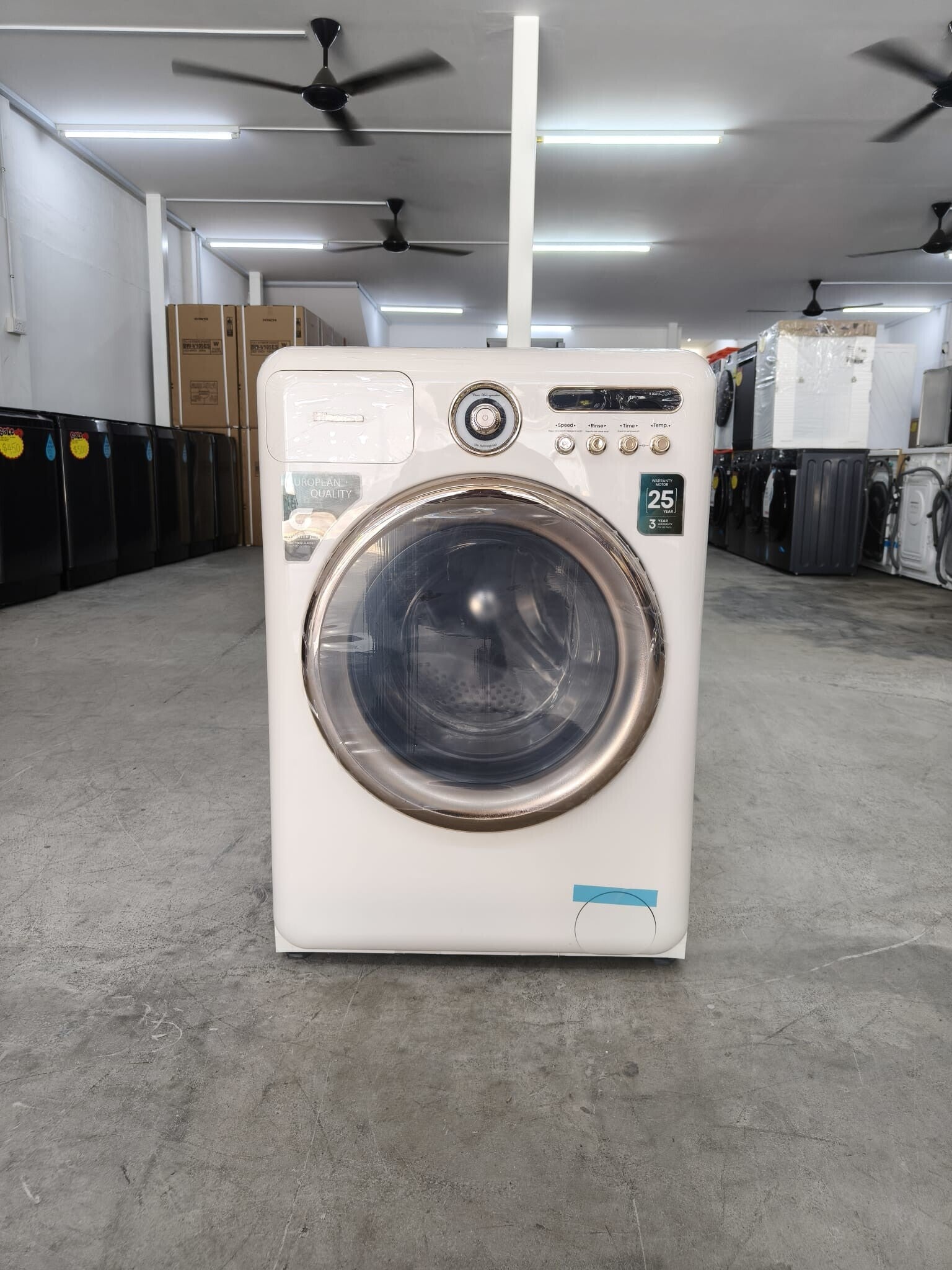 HISENSE Moderno Series 10.5KG Front Load Washer - Holiday White MODEL: WF105R5 DISPLAY SET