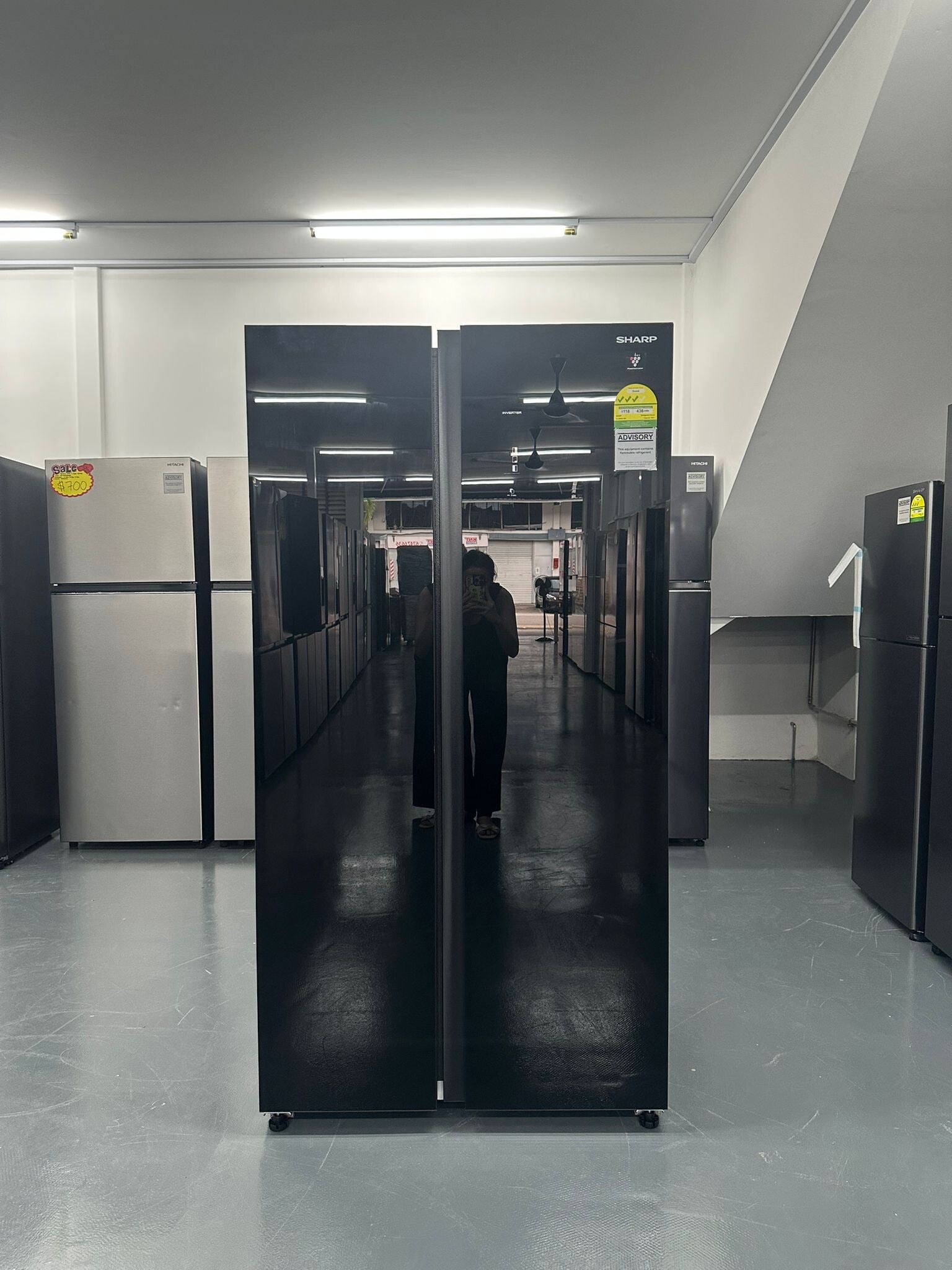 Display Set SHARP 599L Side-by-Side Refrigerator Model : SJ-SS60G-BK