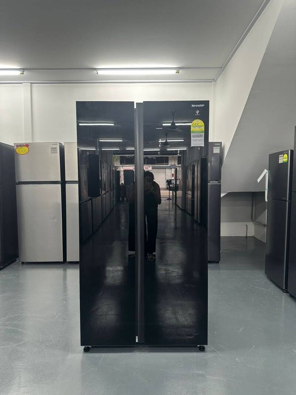 Display Set SHARP 599L Side-by-Side Refrigerator Model : SJ-SS60G-BK