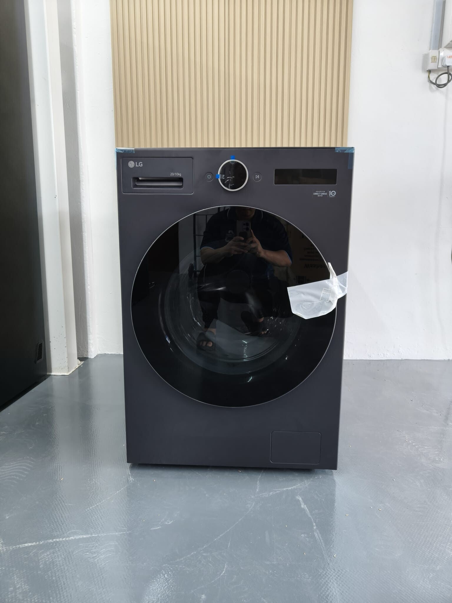 LG 20KG/10KG FRONT LOAD WASHER/DRYER Model: F2520RNTGA Display Set
