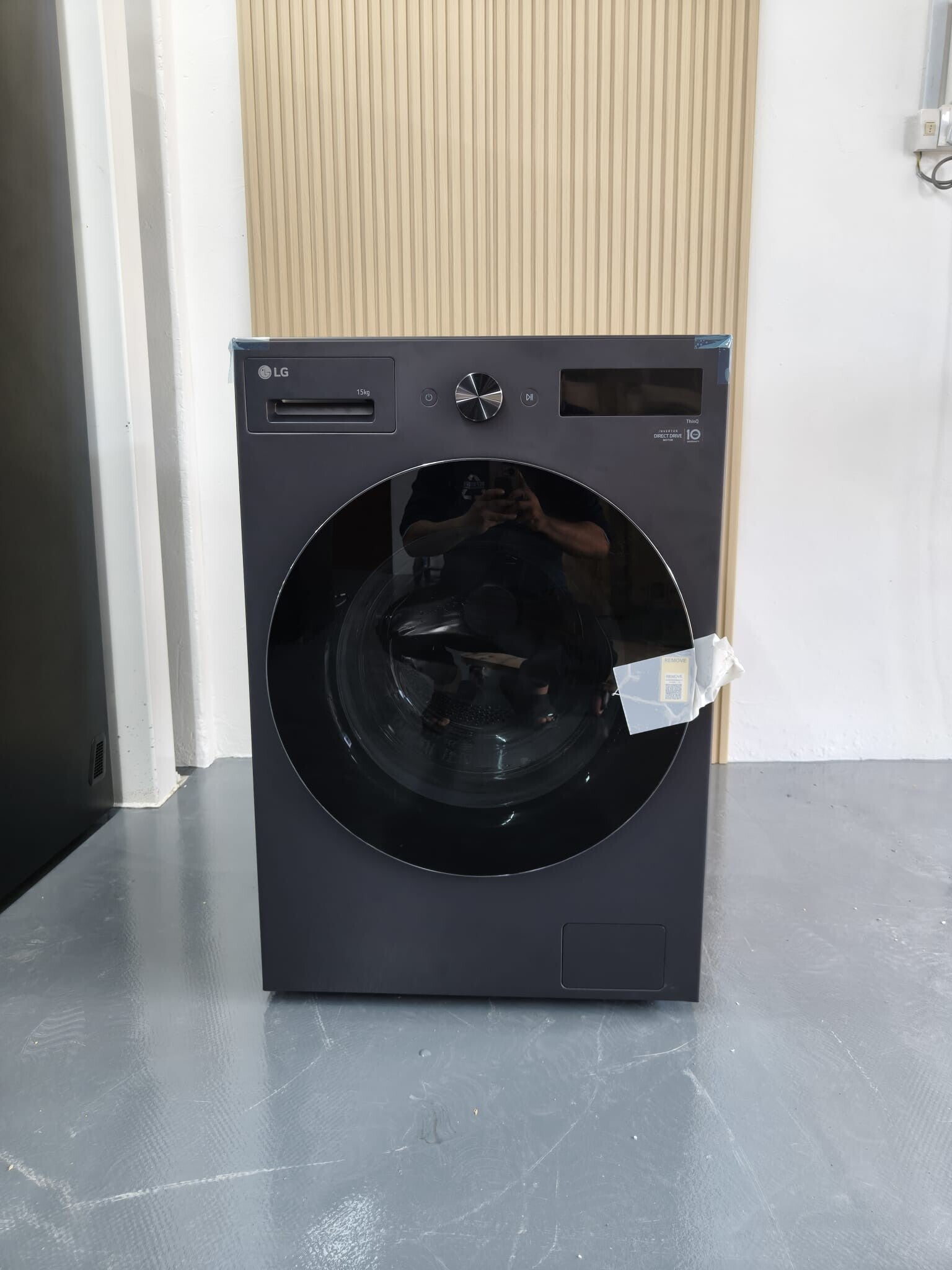 LG 15KG FRONT LOAD WASHER MATT BLACK Model: F2515SNTG Display Set