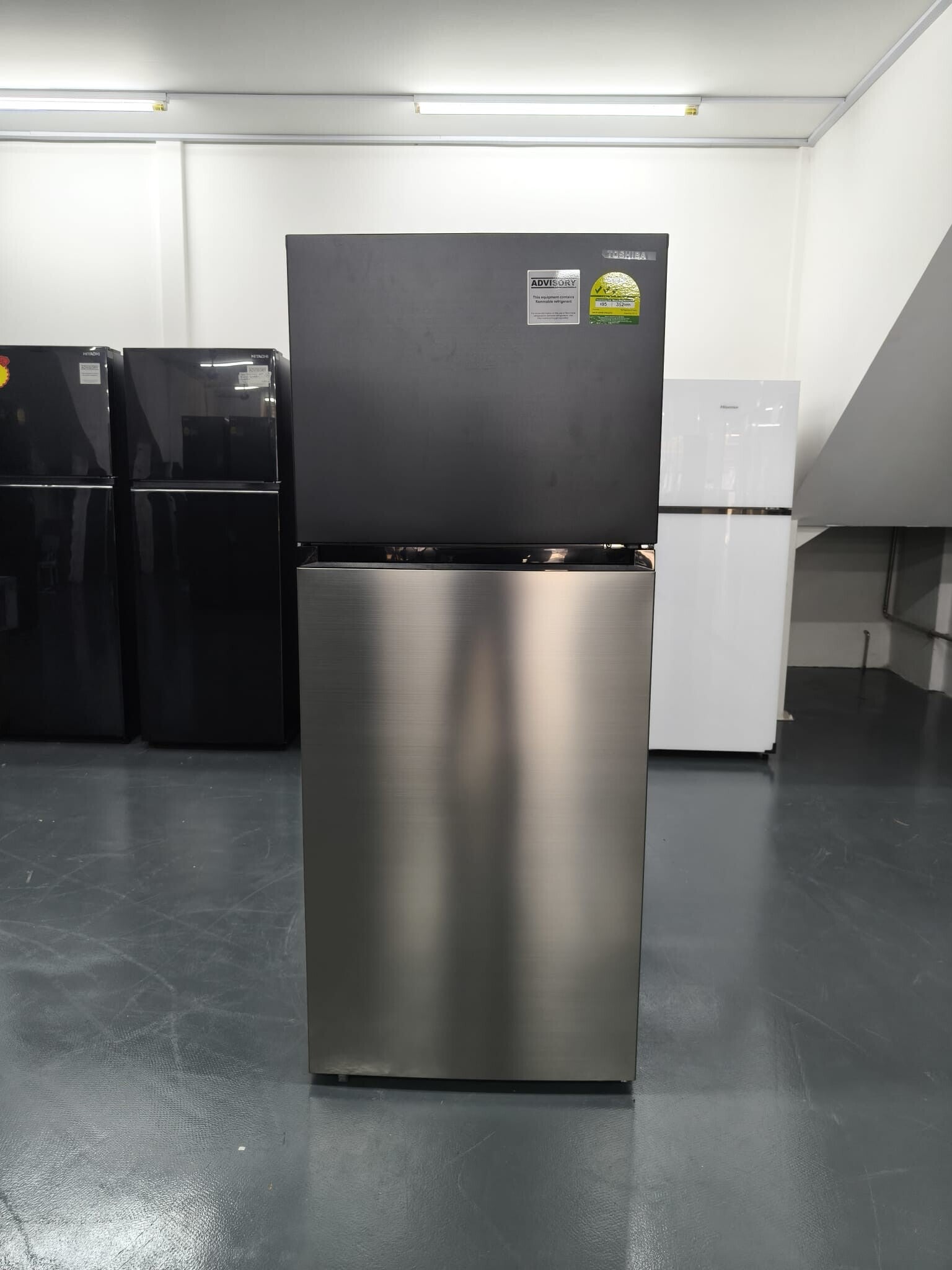 USED TOSHIBA 411L Inverter 2-Door Fridge Model: GR-RT559WE-PMX(21S)