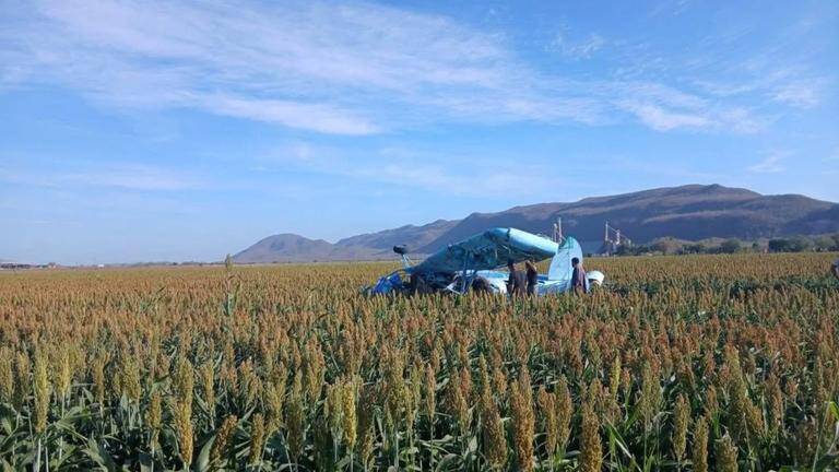 El conductor de la aeronave presentó lesiones tras el impacto. Foto: Bomberos Mocorito.
