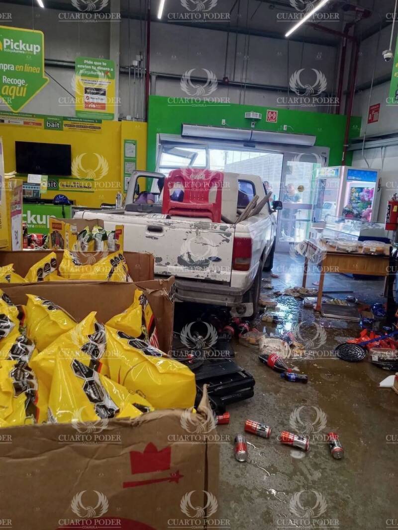 UN CONDUCTOR SE METIÓ CON TODO Y TROCÁ A BODEGA AURRERA | Foto: Cuarto Poder Noticias, Coahuila.