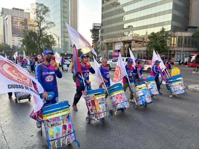 Marcha de comerciantes y sindicalistas se dirige al Zócalo. Foto: dn
