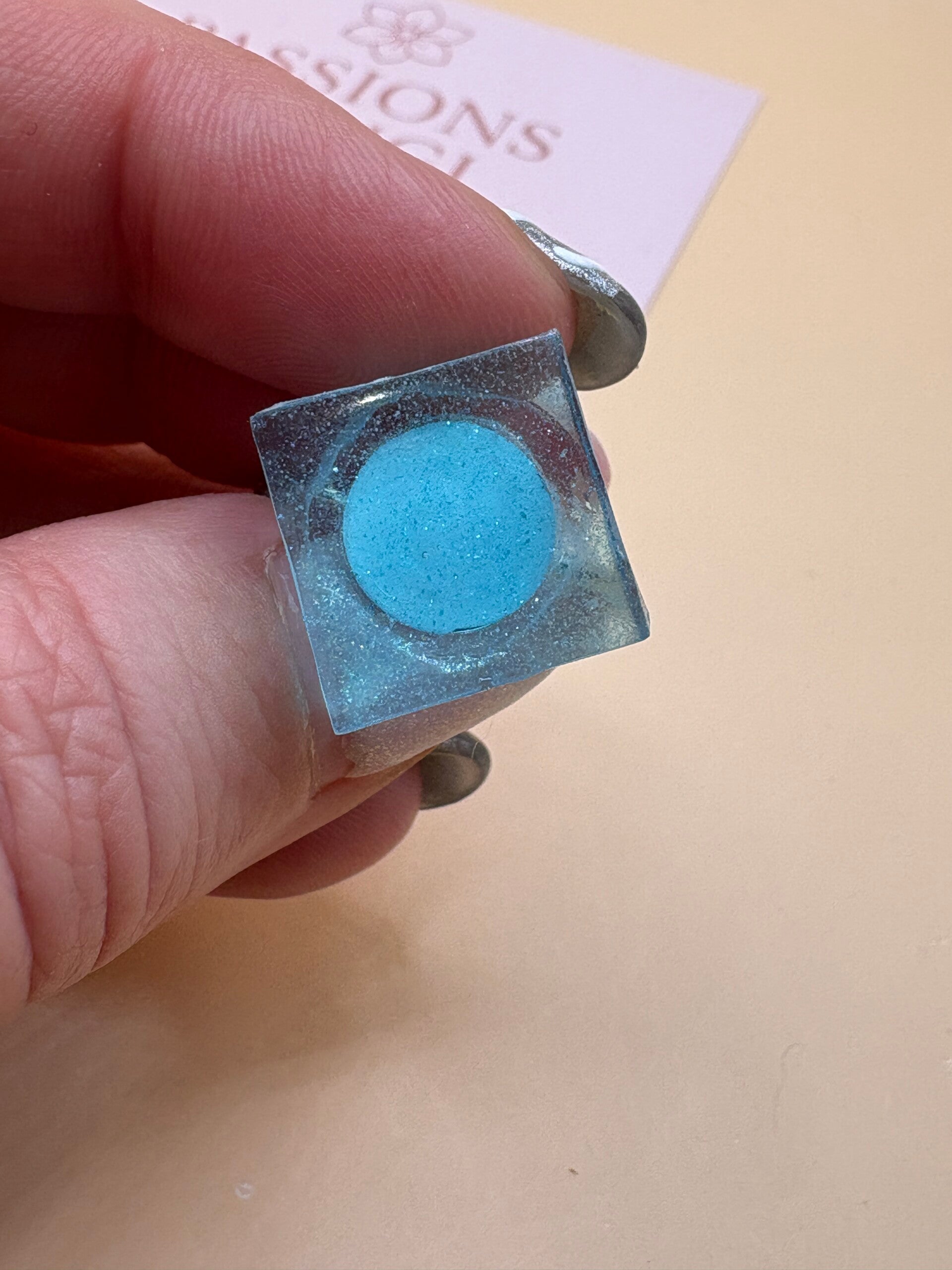 Bague artisanale carrée – Résine turquoise & paillettes argentées - ref 219