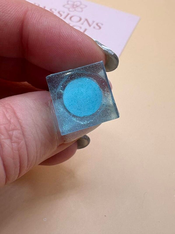 Bague artisanale carrée – Résine turquoise & paillettes argentées - ref 219